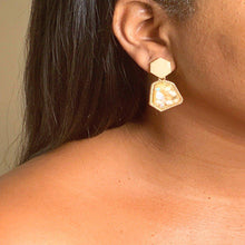 Load image into Gallery viewer, Marble Seashell Beige Earrings
